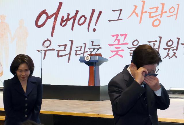 이재명 대통령이 8일 서울 중구 대한상공회의소에서 열린 어버이날 기념식에서 축사 후 눈물을 닦고 있다 이 대통령은 축사에 앞서 순직 경찰관 소방관 부모님들에게 카네이션을 달아드렸다 사진연합뉴스
