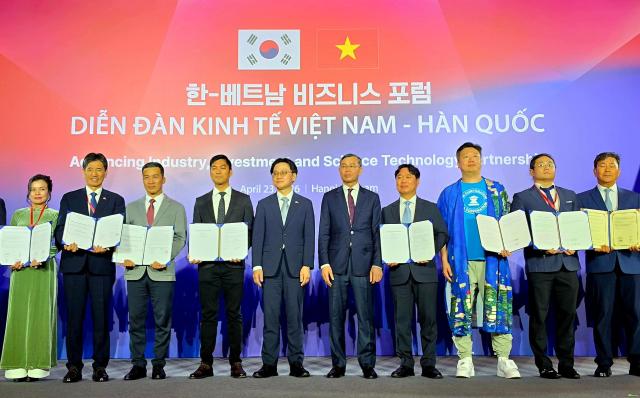 베트남 하노이에서 열린 한·베트남 비즈니스 포럼에서 2026년부터 2030년까지 이어지는 녹색경제 협력 로드맵 구축에 합의한 베트남 친환경제품 제조업협회EPMA와 한베트남경제문화협회KOVECA