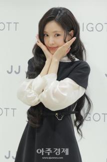 [포토] 손나은, 꽃 미모