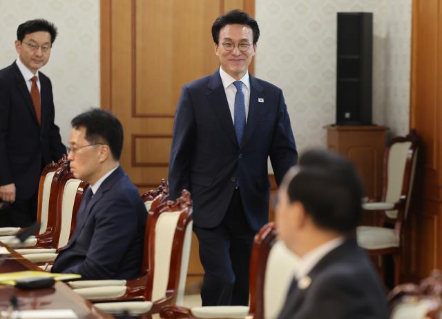 김민석 국무총리가 지난 4워 21일 서울 광화문 정부서울청사에서 열린 전남광주통합특별시 출범 준비상황 점검회의에 입장하고 있다 사진연합뉴스