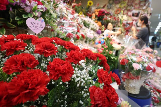 Flower market bustles with shoppers on Parents day