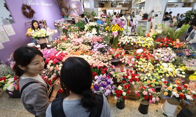 Customers browse flowers at a flower market in Yangjae-dong Seocho-gu Seoul May 8 2026 AJP Han Jun-gu