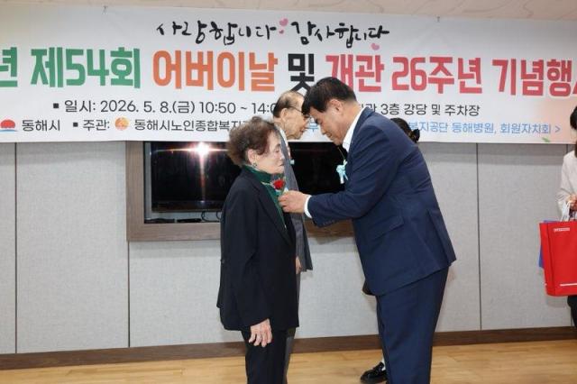 심규언 동해시장오른쪽이 직접 어르신 한 분 한 분에게 카네이션을 달아드리며 존경과 감사의 마음을 전하고 있다 사진동해시