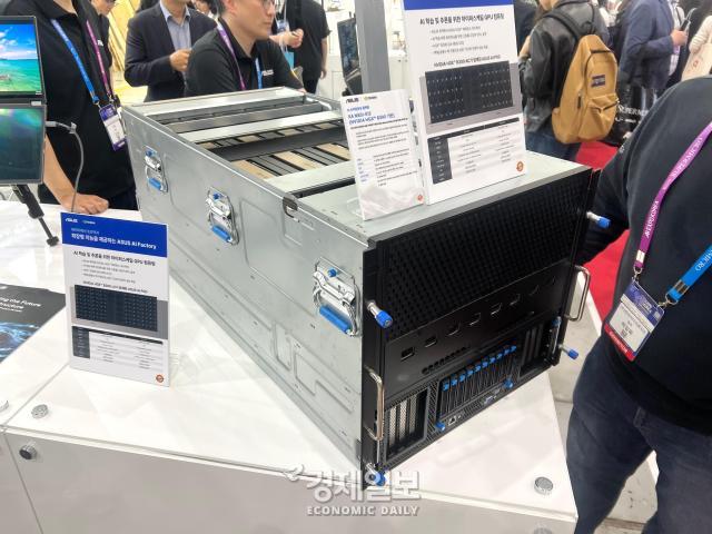 엔비디아 HGX B300 LC가 탑재된 ASUS AI POD 모습 사진정보운 기자