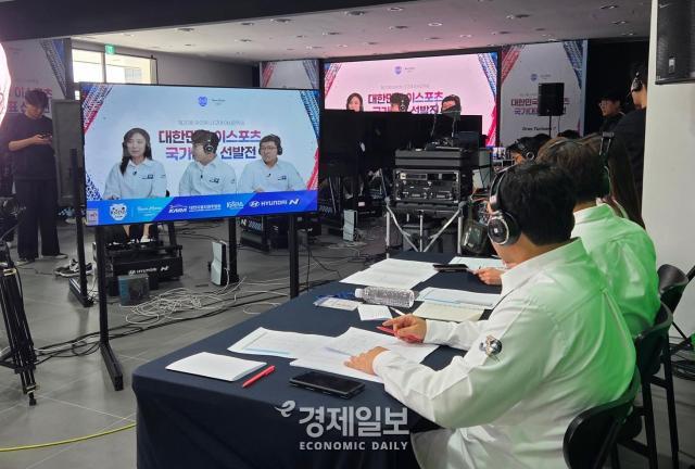 화면 왼쪽부터 권봄이 해설 박동진 캐스터 신우섭 해설이 라이브 방송을 통해 현장에서 경기를 중계하고 있다 사진류청빛 기자