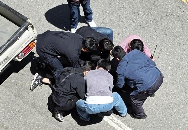 지난 5일 오전 광주 광산구 월계동 한 도로에서 살인 혐의 등을 받는 20대 피의자 장 모 씨를 경찰이 긴급 체포하고 있는 모습 사진연합뉴스