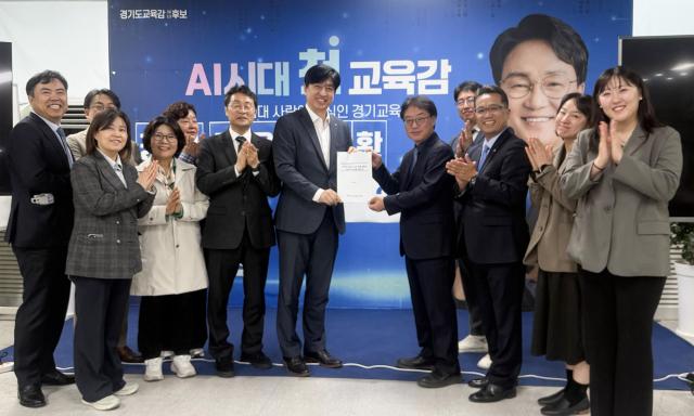 안민석 경기도교육감 민주·진보 단일후보가 7일 캠프사무소에서 경기도사회복지연대와 정책협약을 체결했다 사진안민석 경기도교육감 민주·진보 단일후보 ‘안심캠프’