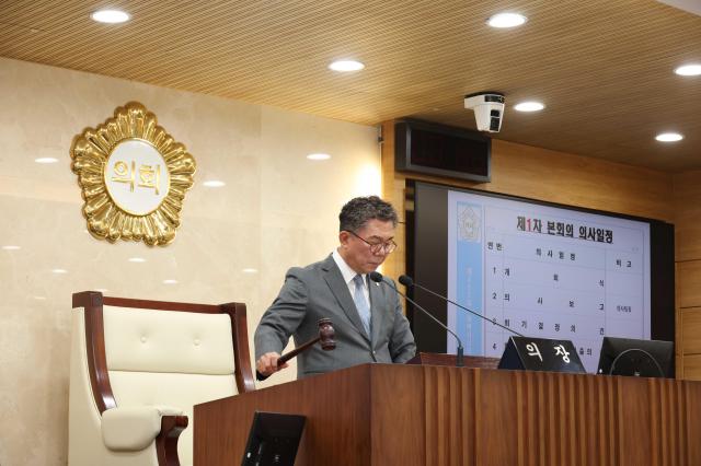 제263회 임시회 제1차 본회의에서 의사봉 타봉하는 이윤하 의장 모습 사진평택시의호