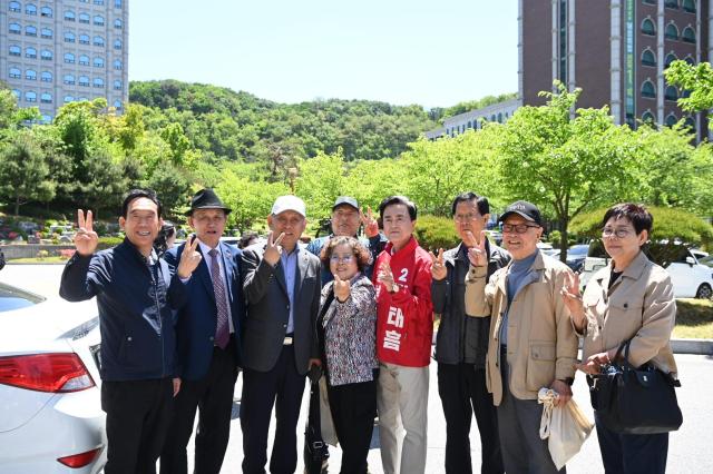 김태흠 국민의힘 충남도지사후보가 8일 백석문화대에서 열린 어버이날 기념행사를 찾아 참석자들과 기념촬영을 하고 있다사진 