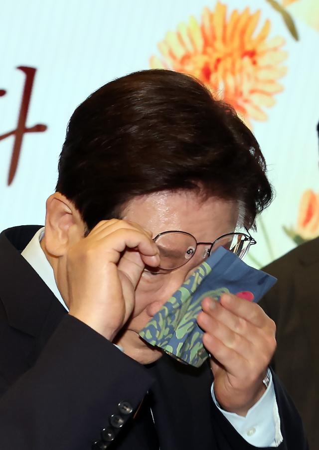 이재명 대통령이 지난 8일 서울 중구 대한상공회의소에서 열린 어버이날 기념식에서 축사 후 눈물을 닦고 있다 사진연합뉴스