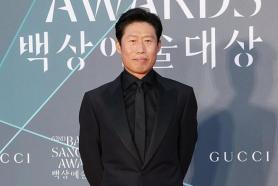 Yoo Hae-jin and Ryu Seung-ryong Shine at the 62nd Baeksang Arts Awards