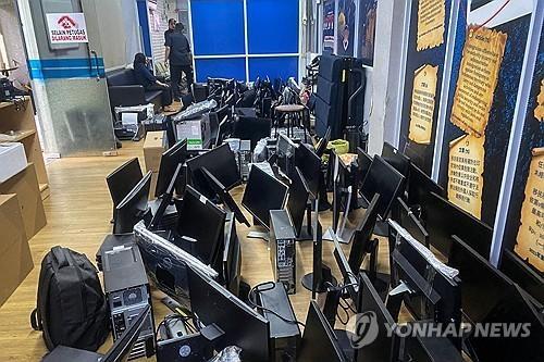 Máy tính và màn hình bị cơ quan chức năng thu giữ
Ảnh AFP Yonhap News Cấm sao chép tái phân phối và sử dụng cho huấn luyện AI