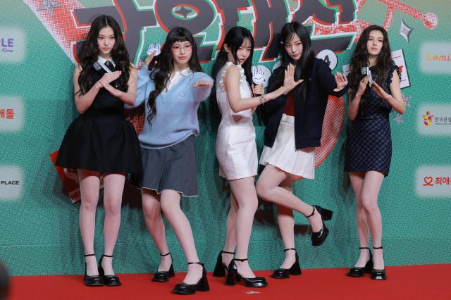 걸그룹 뉴진스NewJeans가 지난 2024년 인천 인스파이어 아레나에서 열린 SBS 가요대전 레드카펫 행사에 참석해 포즈를 취하고 있다 사진유대길 기자