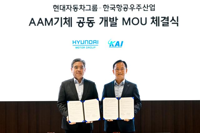 현대차그룹은 지난 8일금 현대자동차·기아 본사서초구 양재동에서 현대차그룹 장재훈 부회장 및 KAI 김종출 사장 등 관계자들이 참석한 가운데 ‘항공용 전동화 파워트레인을 기반으로 하는 미래 항공 모빌리티 기체 공동 개발 협약’을 체결했다고 10일일 밝혔다
사진1 왼쪽부터현대차그룹 장재훈 부회장 KAI 김종출 사장
