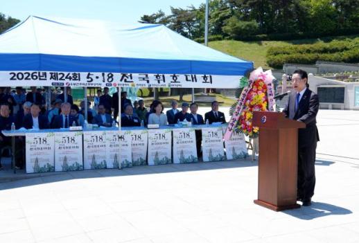 붓끝에 새긴 오월 정신김영록 지사, 5·18 전국휘호대회 첫 참석  