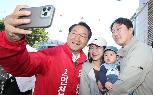 유정복 인천시장 후보가 9일 인천 적십자병원에서 열린 다문화 건강축제 에 참석해 시민들과 기념촬영을 하고 있다 사진유정복 후보 캠프