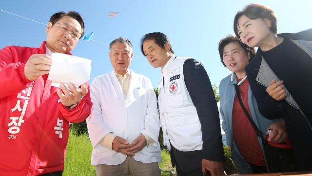 유정복 인천시장 후보가 9일 인천 적십자병원에서 열린 ‘다문화 건강축제’에서 진지한 모습으로 마술을 선보이고 있다 사진유정복 후보 캠프