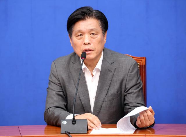 더불어민주당 대한민국 국가 정상화 선거대책위원회 조승래 총괄선대본부장이 10일 국회에서 기자회견을 열고 있다 사진연합뉴스