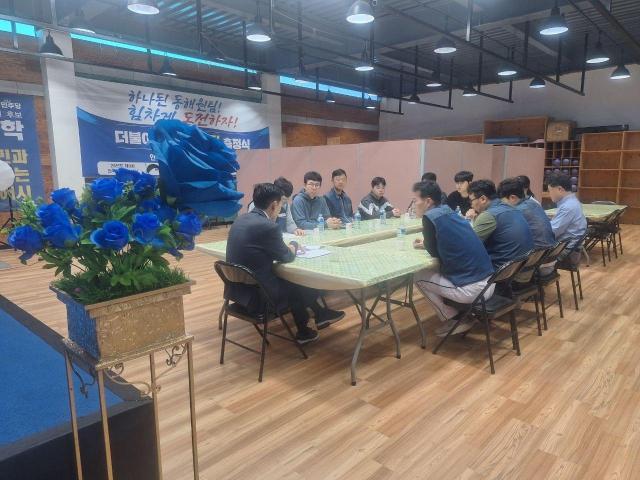 더불어민주당 이정학 동해시장 후보가 전국공무원노동조합 강원소방지부 동해소방서지회와 정책 간담회를 갖고 있다 사진이정학 동해시장 후보 선거 사무소