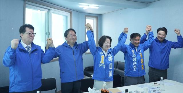 임광현 경기도의원 김승원 더불어민주당 경기도당위원장 추미애 경기도지사 후보 김경호 가평군수 후보 부승찬 국회의원용인병이 정책간담회에 앞서 손을 맞잡고 지방선거 승리와 가평 발전을 다짐하고 있다 사진추미애 후보 캠프