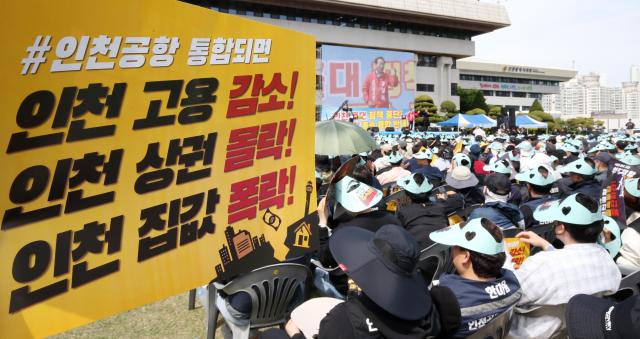 유정복 인천시장 후보가 10일 인천시청 애뜰광장에서 열린 ‘인천시민 궐기대회’에 참석해 발언하고 있다 사진유정복 후보