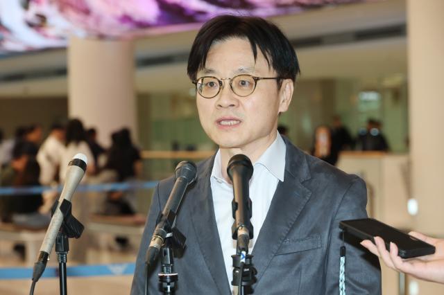  김정관 산업통상부 장관이 방미 일정을 마친 뒤 10일 인천국제공항을 통해 귀국해 취재진의 질문에 답하고 있다 사진연합뉴스