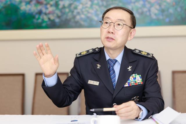 이명구 관세청장이 아주경제신문과의 인터뷰에서 최근 캐나다산 원유 수급 확대를 위해 앨버타 주정부와 원산지 증빙 서류 간소화 공동성명을 발표했다며 자유무역협정FTA를 활용한 관세 부담이 덜어지면서 연간 3300만 배럴의 원유 추가 수입이 가능해질 것으로 보인다고 말했다 사진유대길 기자 dbeorlf123ajunewscom