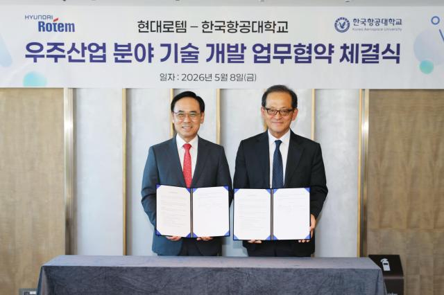 지난 8일 서울 송파구에서 열린 우주산업 분야 기술 개발 업무협약식에서 이용배 현대로템 대표이사 사장왼쪽과 허희영 한국항공대 총장오른쪽이 기념촬영을 하고 있다