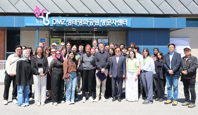 강원 철원군은 최근 외국인들의 철원 DMZ 관광에 대한 관심이 높아지자 해외 관광객 모집 상품을 개발하고 있다사진철원군