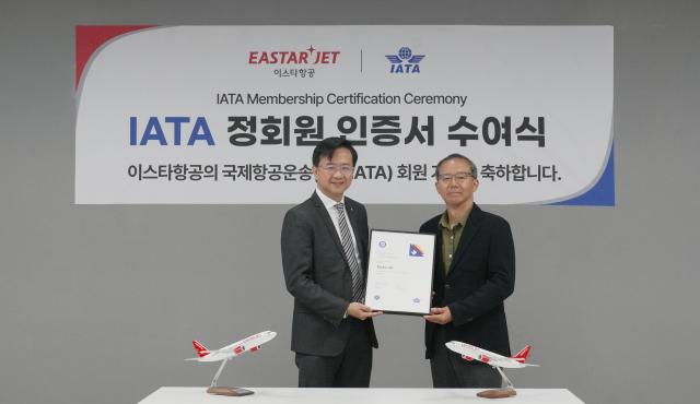 지난 8일 오전 이스타항공 마곡 본사 대회의실에서 조중석왼쪽 이스타항공 대표가 이스타항공 IATA 정회원 인증 수여식을 마친 후 기념 사진을 촬영하고 있다사진이스타항공