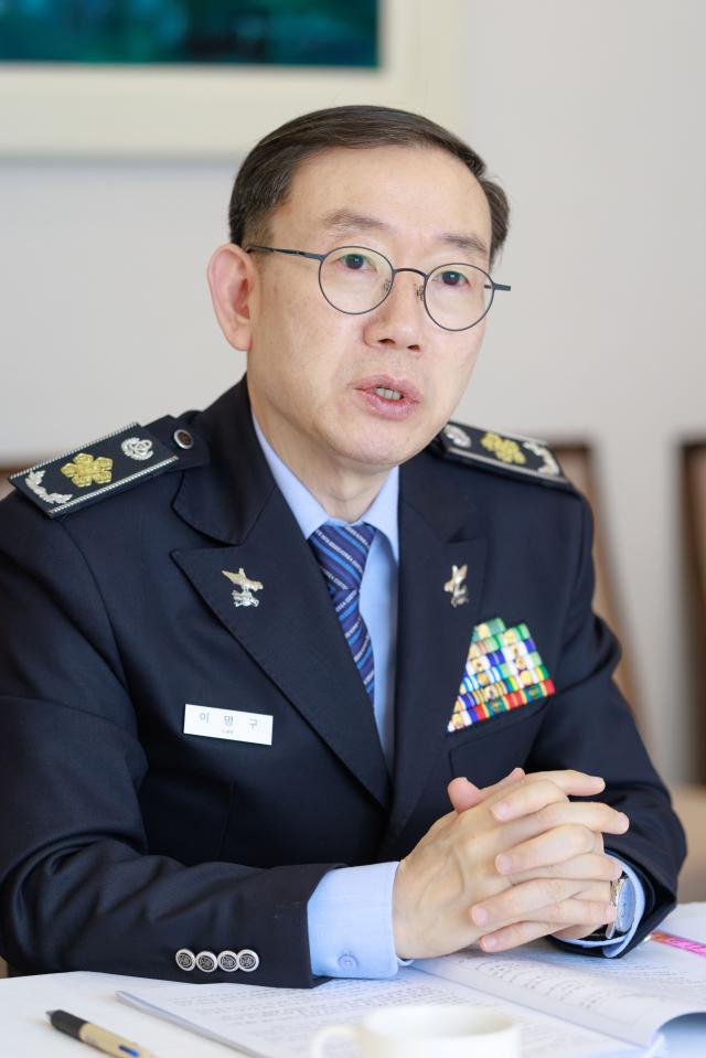 이명구 관세청장이 아주경제신문과의 인터뷰에서 우리 사회를 굉장히 위협할 수 있는 마약이 펜타닐이라며 국내 적발은 아직 많지 않지만 수사관들에게 계속 주시할 것을 강조하고 있다고 말하고 있다 사진유대길 기자 dbeorlf123ajunewscom