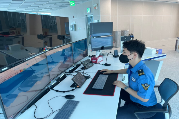 동해항 해상교통관제센터 근무 장면 사진동해해경청