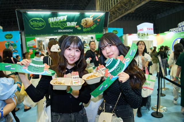 KCON JAPAN 2026를 찾은 일본 소비자들이 비비고 부스에서 비비고 만두와 미초 세트를 즐기고 있다 사진CJ제일제당