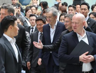 LVMH集团总裁贝尔纳·阿尔诺时隔三年访韩
