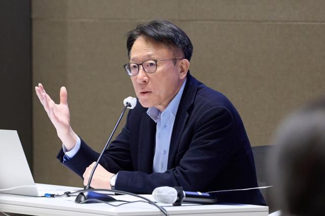 신성환 한국은행 금융통화위원이 11일 오전 서울 중구 한국은행에서 열린 기자간담회에서 발언하고 있다 사진한은