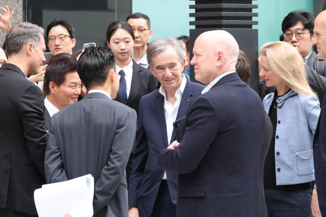 LVMH chair inspects shops in Korea amid weakening sales 
