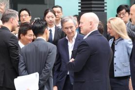 LVMH chair inspects shops in Korea amid weakening sales 
