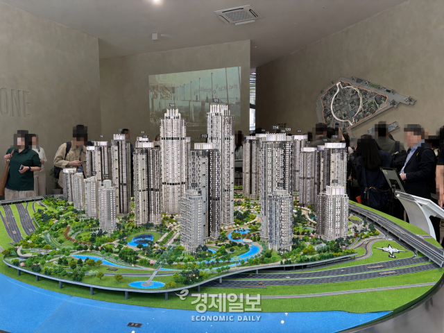현대건설 홍보관에 마련된 압구정3구역 단지 모형도 사진우용하 기자