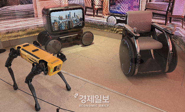 현대건설 압구정3구역 홍보관에 마련된 배송 로봇과 순찰 로봇 사진우용하 기자