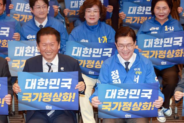  더불어민주당 상임총괄선대위원장인 정청래 대표가 11일 서울 영등포구 여의도 중소기업중앙회 KBIZ홀에서 열린 서울 공천자대회에 참석해 민주당 정원오 서울시장 후보 등 민주당 후보들과 기념 촬영하고 있다사진연합뉴스