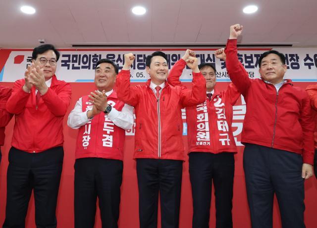 장동혁 국민의힘 대표가 11일 울산시 남구 울산시당에서 열린 6·3 지방선거 울산선대위 발대식 및 공천장 수여식에서 두 주먹을 쥐며 선거 승리를 다짐하고 있다 사진연합뉴스