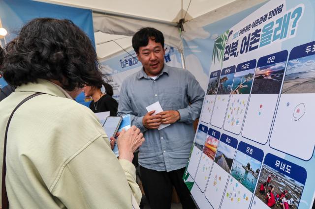 People participate in a fishing village experience program during the 2026 Returning to Fishing Villages and Coastal Tourism Fair at Gwanghwamun Square in Seoul on May 11 2026 AJP Yoo Na-hyun