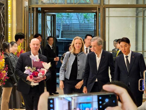 정현석 롯데백화점 대표오른쪽서 첫번째가 베르나르 아르노 LVMH 회장오른쪽서 두번째과 델핀 아르노 크리스찬 디올 CEO오른쪽서 세번째와 인사를 나눈 뒤 루이비통 매장으로 이동하고 있다 사진홍승완 기자