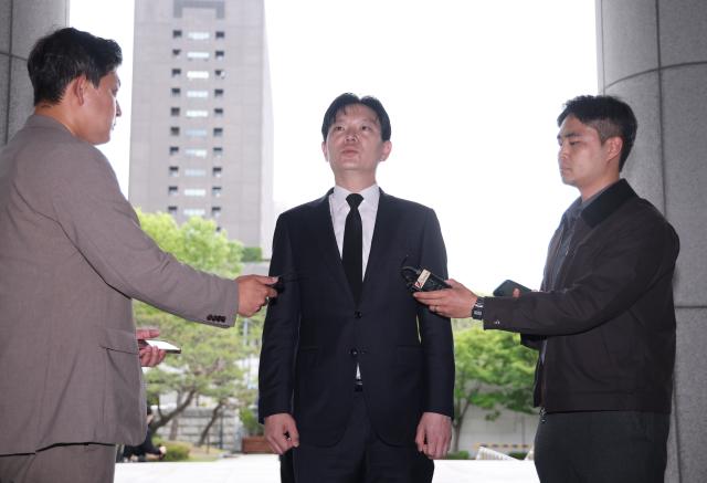 11일 대검찰청이 감찰위원회를 열고 쌍방울 대북 송금 수사 과정에서 연어 술파티 진술 회유 의혹이 제기된 박상용 인천지검 부부장검사의 징계 여부를 심의할 것으로 알려진 가운데 박 검사가 대기를 위해 서초동 대검 민원실로 들어가기 전 취재진의 질문에 답하고 있다 사진연합뉴스