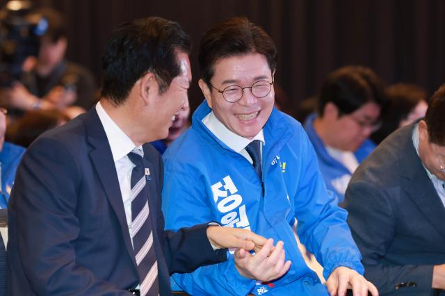더불어민주당 상임총괄선대위원장인 정청래 대표왼쪽가 11일 서울 영등포구 여의도 중소기업중앙회 KBIZ홀에서 열린 서울 공천자대회에 참석해 정원오 민주당 서울시장 후보와 대화하고 있다 사진연합뉴스