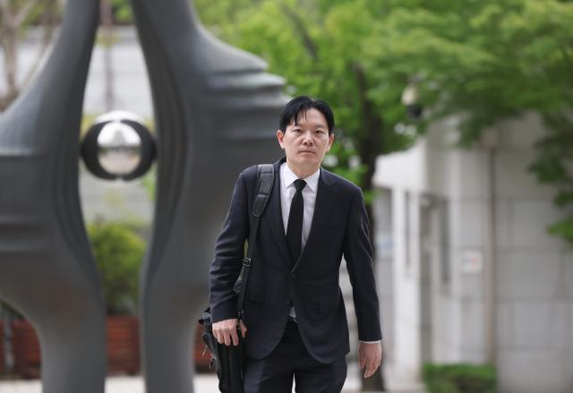 11일 대검찰청이 감찰위원회를 열고 쌍방울 대북송금 수사 과정에서 연어 술파티 진술 회유 의혹이 제기된 박상용 인천지검 부부장 검사의 징계 여부를 심의할 것으로 알려진 가운데 박 검사가 대기를 위해 서초동 대검찰청 민원실로 들어가고 있다  사진연합뉴스