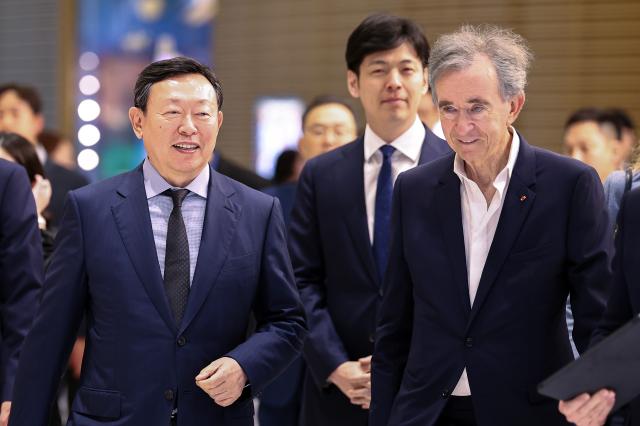 ルイビトン会長、蚕室ロッテタワー訪問。ソウル聯合ニュース、ユン・ドンジン記者。ベルナール・アルノーLVMH会長が11日、新東敏ロッテグループ会長と共に蚕室ロッテタワーに入っている。2026511 monynacokr2026-05-11 180432 著作権者ⓒ㈱聯合ニュース無断転載再配布禁止AI学習及び活用禁止著作権者ⓒ㈱聯合ニュース無断転載再配布禁止AI学習及び活用禁止