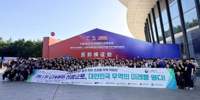 참가 학생들은 국내 협력기업 제품을 중국 소비자와 바이어들에게 직접 소개하고 판매하며 제품 설명 가격 상담 소비자 응대 등을 수행했다사진류형석 아주글로벌교류협회 대외협력국장