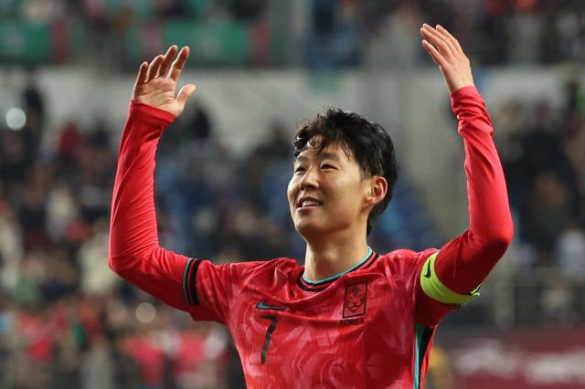 14일 대전월드컵경기장에서 열린 남자축구 국가대표 평가전 대한민국 대 볼리비아의 경기에서 손흥민이 프리킥으로 선제골을 넣은 뒤 기뻐하고 있다 사진연합뉴스