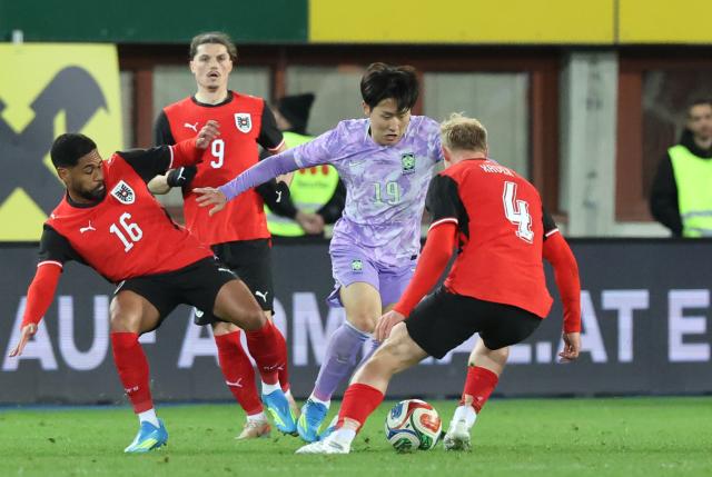 31일현지시간 오스트리아 빈 에른스트 하펠 스타디움에서 열린 한국 축구 국가대표팀과 오스트리아의 평가전에서 이강인이 돌파를 시도하고 있다 사진연합뉴스